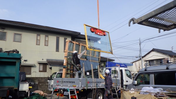 空飛ぶガラス